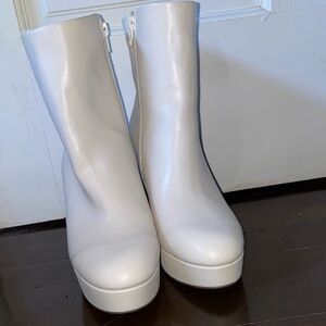 Women’s White Platform Ankle Boots - Sleek Zip Closure